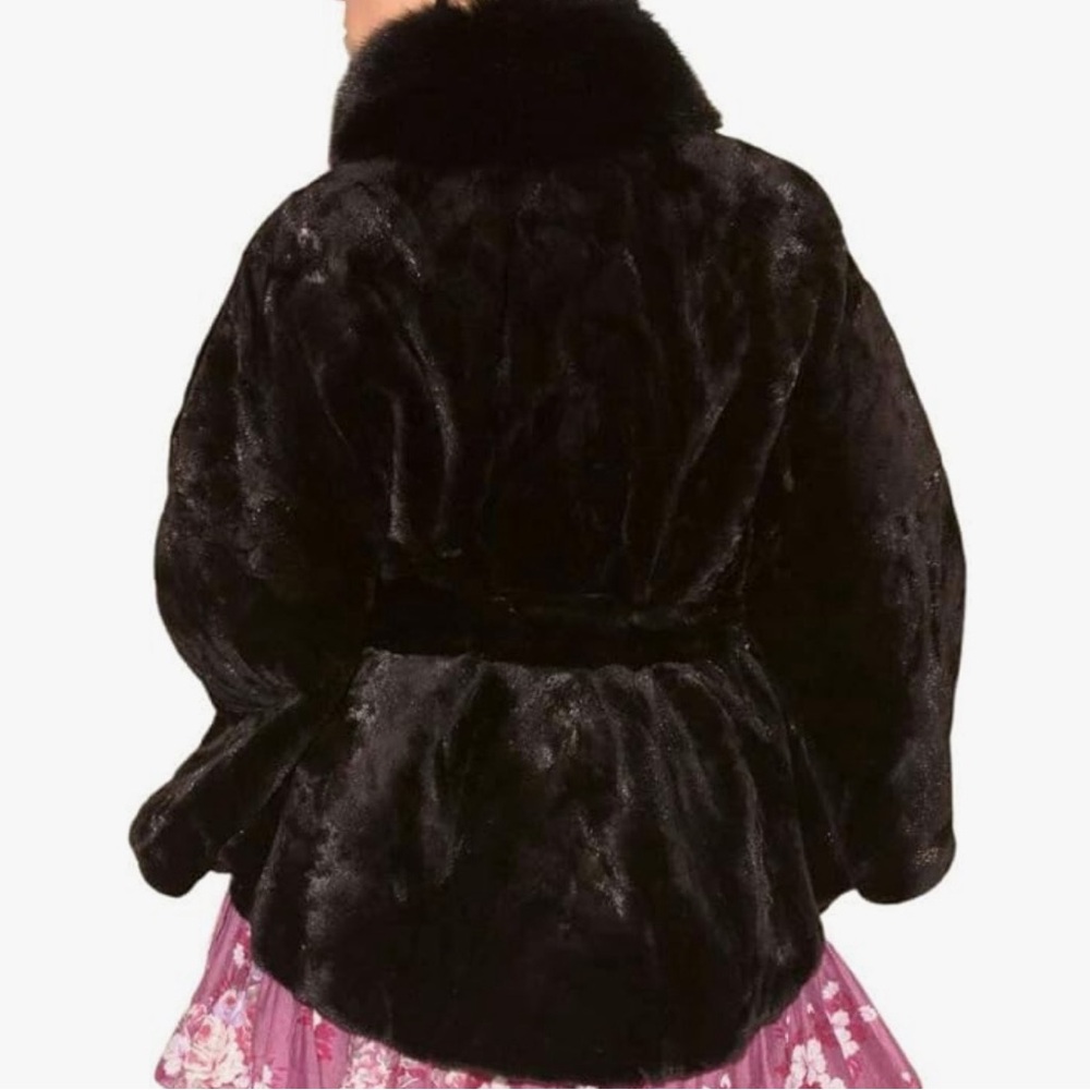 Elegant Black Faux Fur Cape - Picture 4 of 8
